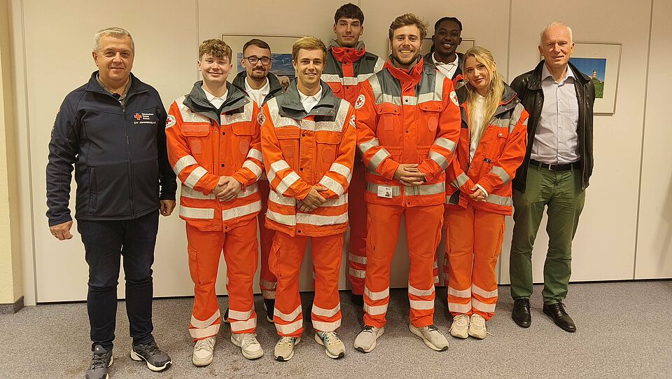 Unsere sieben DRK-Botschafter (alle in DRK-Funktionskleidung)